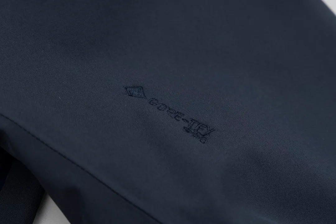 ARCTERYX beta SV ZP YKK ， ， ， 。 Beta LT ， 。 bluesign@ N 3LGORE-TEX ， Wear-Resistant， 、 Breathable， 。 Storm Hood™ ， Water Tight™ ， ， ， 。 BETA： 。 ， Wear-Resistant。 GORE-TEX： 、 、Breathable 。 ，VISLON ， Velcro ， Zip-in， ARC TERYX
